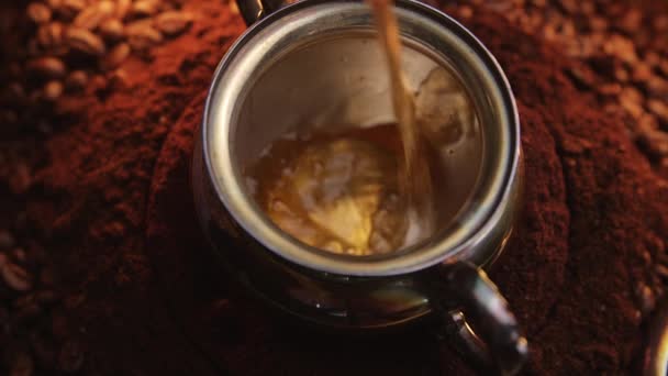 Kavargó Kávé Öntés Díszes Ezüst Csésze Forgó Sötét Őrölt Aromás — Stock videók