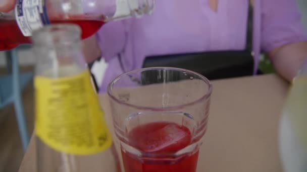 Молодая Женщина Наливает Холодный Красный Напиток Стакан Питья Кафе Отпуске — стоковое видео