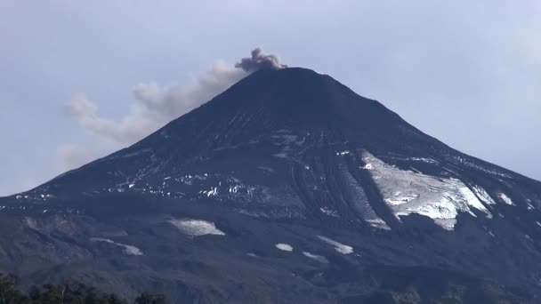 Villarrica Volcano Uvolňuje Popel Puconu Chile Duben 2015 — Stock video