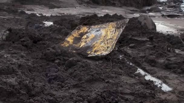 Ein Straßenschild Das Von Schlamm Bedeckt Ist Provoziert Durch Den — Stockvideo