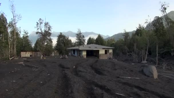 Een Verlaten Gebouw Bedekt Door Vulkanische Lahar Vulkaanuitbarsting Van Calbuco — Stockvideo