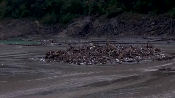 Eine Flussdecke Mit Asche Und Vulkanischem Lahar Nach Dem Ausbruch — Stockvideo