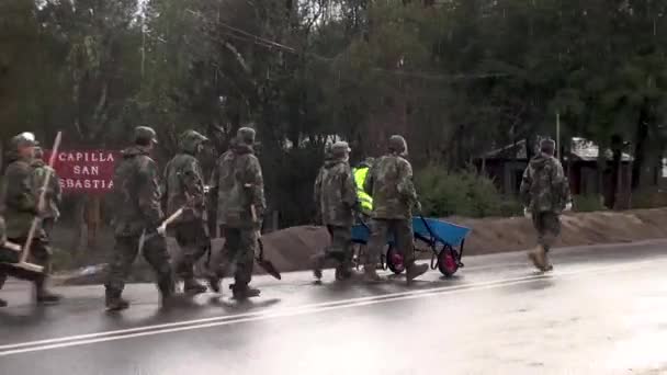 Soldater Som Avlägsnar Aska Från Vulkanutbrottet Calbuco — Stockvideo