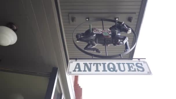 Steadicam Tiro Del Cartel Tienda Antigüedades Con Niños Mecedora Caballo — Vídeos de Stock