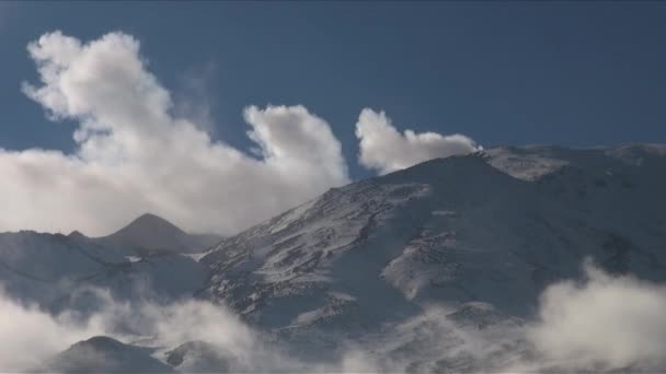 Lapso Tempo Fumaça Gás Erupção Partir Uma Neve Tampada Monte — Vídeo de Stock