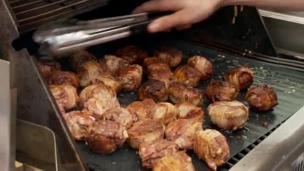 Lahodné kuřecí a slaninové kuličky vařící na BBQ