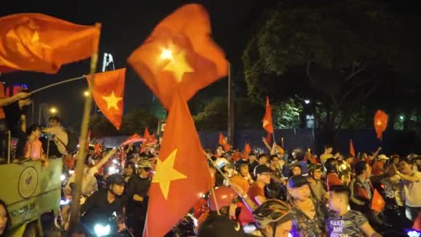 Voetbal Fans Overstromen Straten Zwaaien Gigantische Vlaggen Viering Slow Motion — Stockvideo