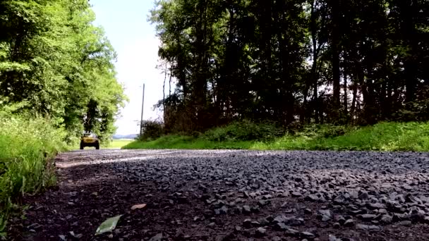 Jeep Wrangler Projíždí Spuštěným Vrškem — Stock video