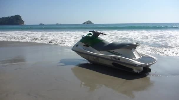 雅马哈私人游艇坐在哥斯达黎加的海滩上 — 图库视频影像