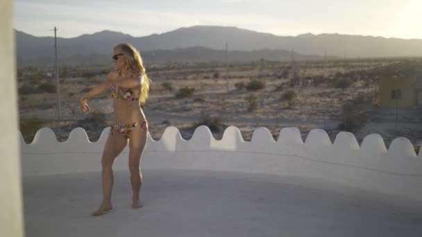 Vacker Blond Mogen Kvinna Magen Dansar Med Kroppsvåg Som Solen — Stockvideo