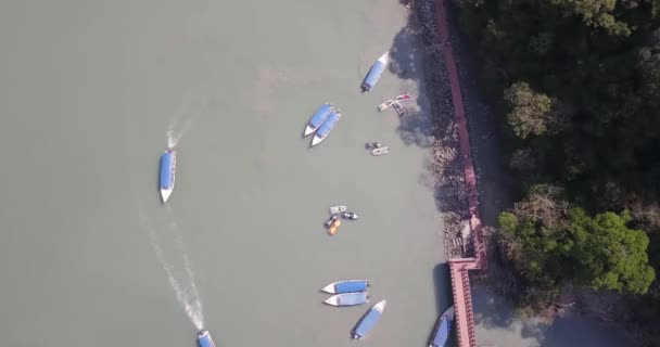 Vista Aves Botes Pequeños Cerca Muelle Isla Dayang Bunting — Vídeo de stock