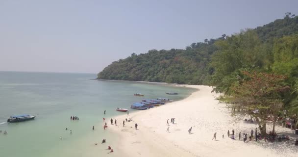 Banyak Wisatawan Dan Perahu Kecil Pantai Pulau Tropis Tembakan Drone — Stok Video