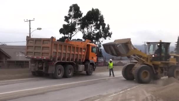 Backhoe Pomoci Odstranit Popel Ensenada Město Postižené Sopkou Calbuco Erupce — Stock video