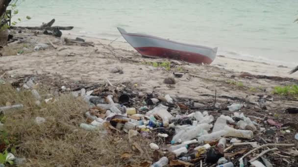 Traditionelles Sumatra Fischerboot Strand Von Batam Indonesien Plastikwasserflaschen Müll Rund — Stockvideo