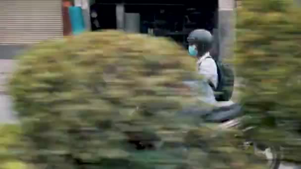 Tracking Shot Del Conductor Motocicleta Con Máscara Polvo Follaje Primer — Vídeos de Stock