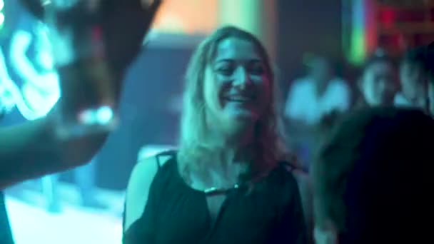 Mujer Rubia Feliz Divirtiéndose Bailando Club Nocturno Sonrisa Grande — Vídeos de Stock