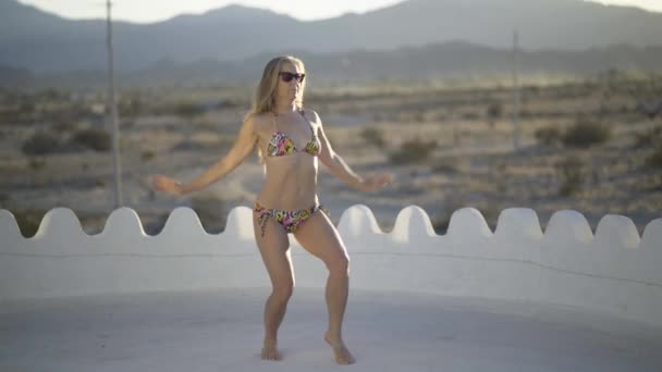 Hermosa Mujer Rubia Madura Hace Ondas Corporales Movimiento Danza Del — Vídeo de stock