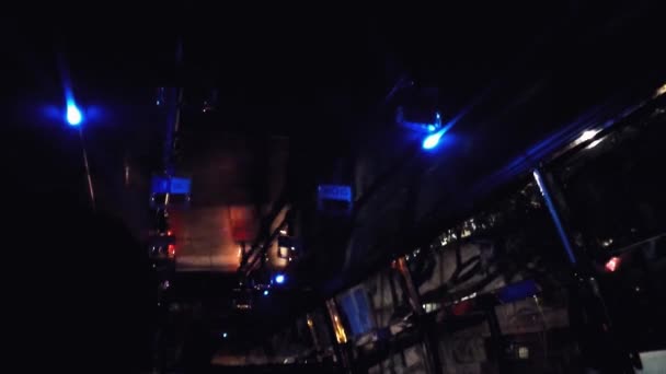 Refleksja Świateł Drogowych Reflektorów Samochodowych Suficie Autobusu — Wideo stockowe
