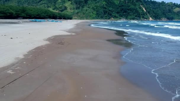 Indonezyjskie Wybrzeże Plażą Klifami Statkami Rybackimi — Wideo stockowe