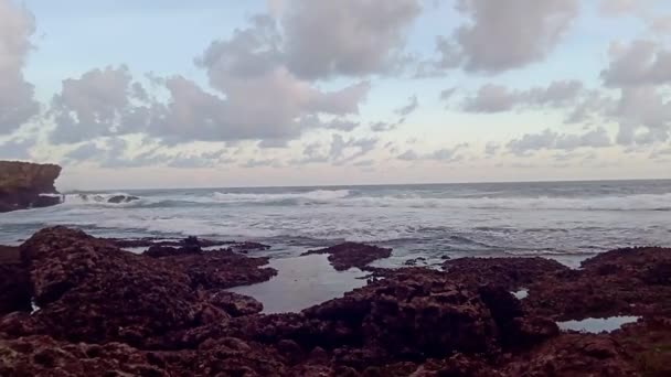 Onde Oceaniche Nell Oceano Indiano Scogliere Scogliere Piccola Isola Rocciosa — Video Stock