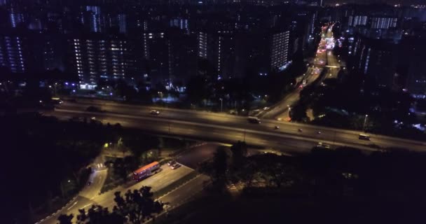 Flygdrönare Syn Urban High Way Utbyte Natten Med Stadsbilden Bakgrunden — Stockvideo