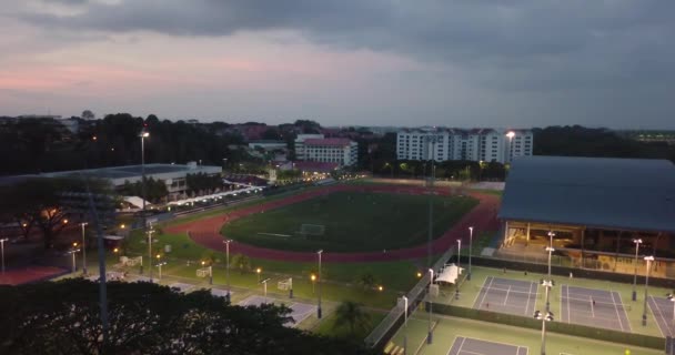 Univerzitní Fotbalové Hřiště Sportovní Areály Soumraku Letecký Dron Proletěl Kolem — Stock video