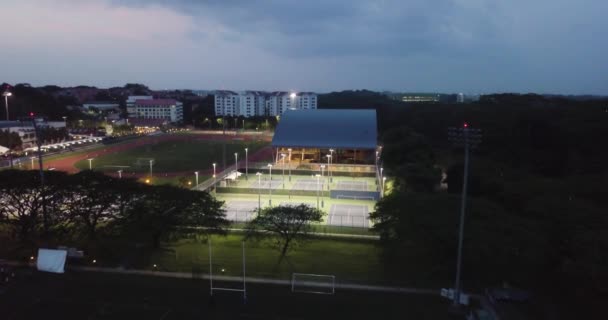 Üniversite Spor Tesisleri Geceleri Projektörlerle Aydınlatılıyordu Tenis Kortları Futbol Sahası — Stok video