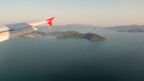 Bereketli Yeşil Tropikal Adaların Yanından Uçuyor Yolcu Penceresinden Ateş Edilmiş — Stok video