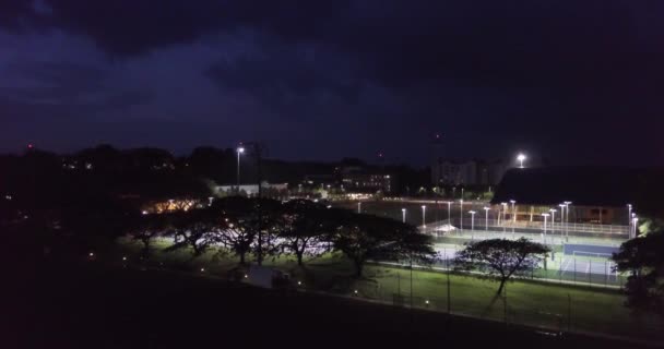 Tenis Basketbol Tesislerinin Hava Çekimleri Gece Aydınlandı Sel Işıkları Aydınlatıcı — Stok video