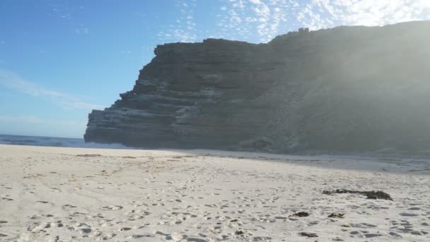 以悬崖为背景的海滩上的时差 — 图库视频影像