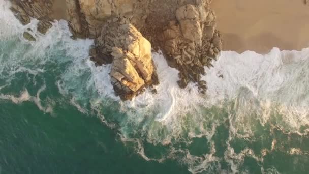 Cabo San Lucas Taki Kayalıklara Dalgalar Çarpıyor — Stok video