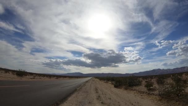 Wolken Rollen Zeitraffer Über Eine Wüstenstraße Joshua Tree — Stockvideo