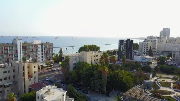 Flygdrönare Skott Dra Tillbaka Från Stranden Till Fastlandet Limassol City — Stockvideo