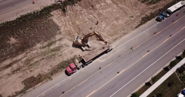 Luchtfoto Van Dumper Wordt Gevuld Met Vuil Bouwplaats Uhd — Stockvideo