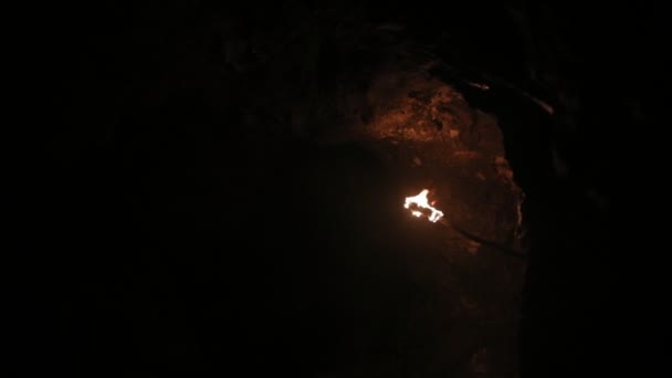Einer Höhle Mit Einer Fackel — Stockvideo