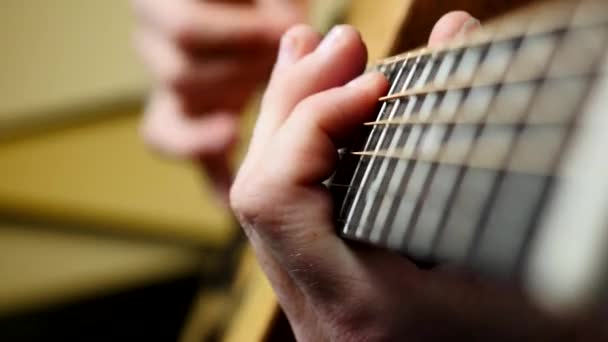 Hombre Tocando Guitarra Acústica — Vídeo de stock