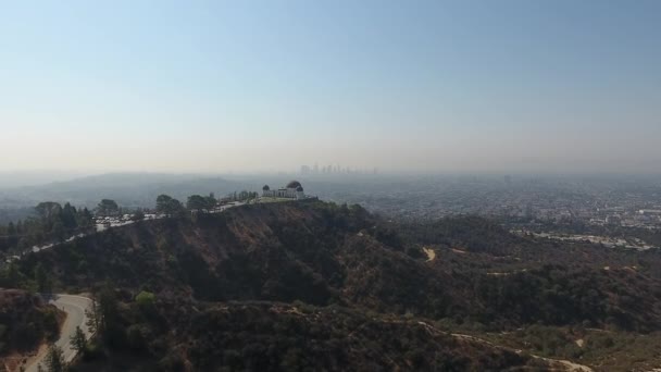 Osservatorio Griffith Con Drone Che Vola Verso Centro Los Angeles — Video Stock