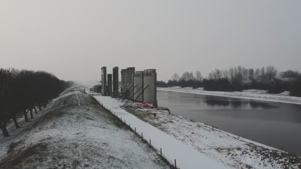 Portas Lentidão Enormes Margem Canal Congelado Nos Países Baixos — Vídeo de Stock