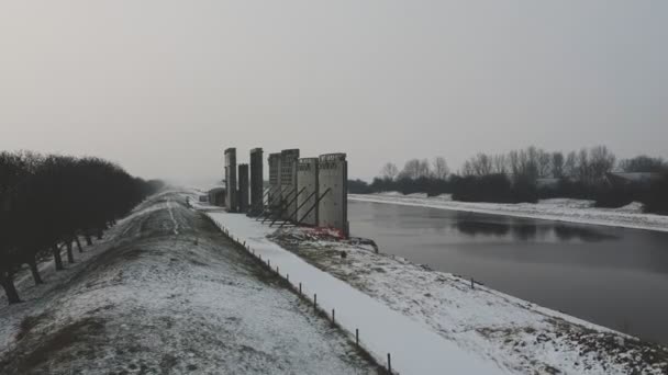 Enorme Sluisdeuren Aan Oever Van Een Bevroren Kanaal Nederland — Stockvideo