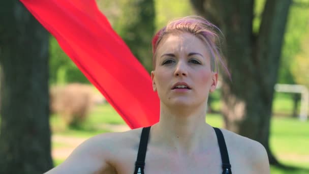 Bir Kadının Kırmızı Peçe Poi Yüzüne Çarptığında Performans Başarısız Olur — Stok video