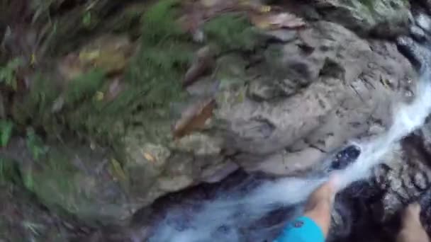 Человек Нападает Водопад Коста Рике — стоковое видео