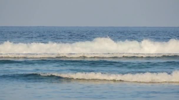 Mouvement Lent Des Vagues Bleues Qui Écrasent — Video