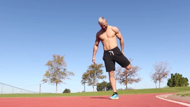 Lage Hoek Schot Van Mannelijke Jogger Komt Rond Een Bocht — Stockvideo