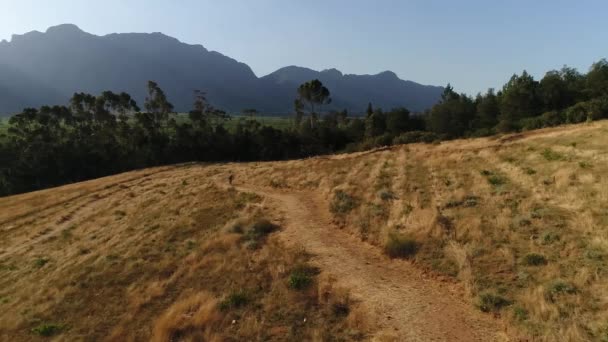 Imagens Aéreas Motociclista Montanha Andando Bicicleta Direção Câmera Caminho Terra — Vídeo de Stock