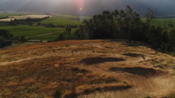 Luchtfoto Drone Beelden Volgen Van Een Motorrijder Door Kronkelend Vuil — Stockvideo