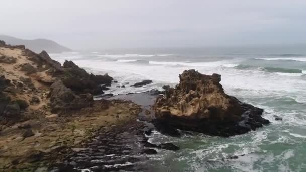 Drone Aérien Survolant Des Falaises Rocheuses Dangereuses Des Vagues Agitées — Video