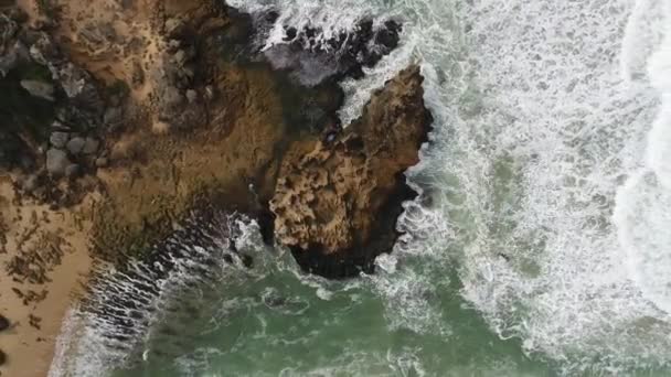 南アフリカの日没時のビーチと岩場の岬の空中パニングビュー — ストック動画