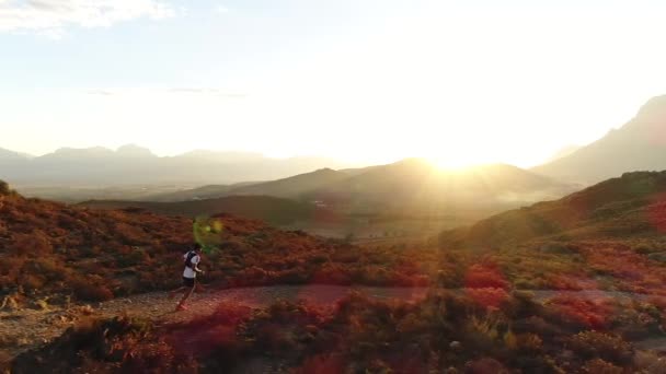 Nahaufnahme Eines Mannes Der Bei Sonnenuntergang Auf Einem Feldweg Der — Stockvideo