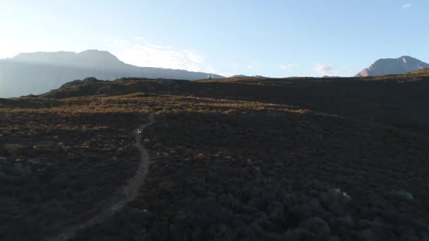 Wide Aerial Drone Footage Fly Male Trail Runner Dirt Path — Stock Video