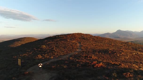 Tiro Aéreo Largo Homem Correndo Caminho Terra Uma Montanha África — Vídeo de Stock